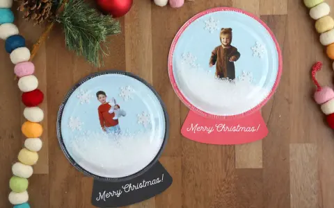 Dwie personalizowane kule śnieżne ze zdjęciami dzieci i płatkami śniegu.