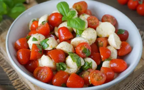 Ein frischer Tomate Mozzarella Salat mit Basilikum, perfekt für einen leichten Genuss.