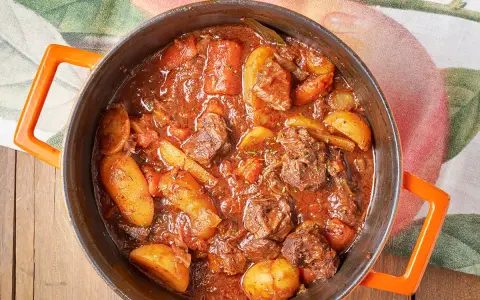Spezzatino con patate ricetta della nonna: carne tenera e patate succulente in un ricco sugo. Un classico confortante.
