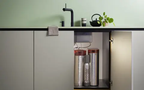 Unter der Küchenarbeitsplatte verbergen sich die Quooker-Behälter. So funktioniert Quooker: Wasser wird erhitzt und gespeichert, um sofort kochendes Wasser zu liefern.