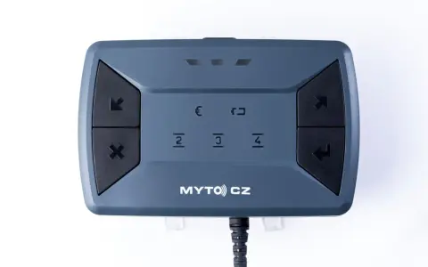 Elektroniczna winieta Czechy powyżej 3,5 tony. Urządzenie MYTO CZ z przyciskami nawigacyjnymi i cyfrowymi.
