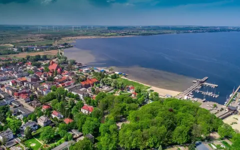 Widok na Puck z lotu ptaka: port, plaża, kościół i wiatraki. Puck atrakcje zachęcają do zwiedzania.