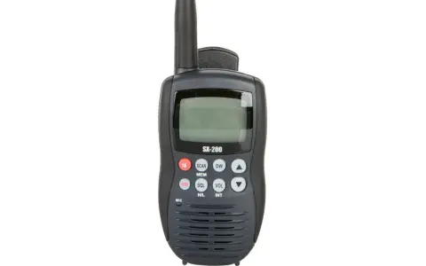 Radio blu marine SX-200, prêt pour la communication en mer.