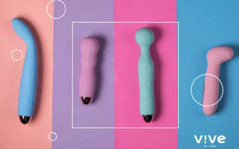Cuatro vibradores de colores pastel, uno azul curvo, dos rosas y uno turquesa, listos para explorar el placer y el dildo punto g.