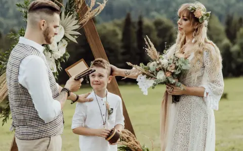 Wzruszający moment odnowienia przysięgi małżeńskiej. Chłopiec z bukietem wzrusza się podczas ceremonii.