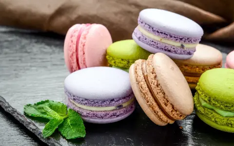 Douceurs colorées, ces macarons évoquent les spécialités parisiennes. Une touche de menthe et une gousse de vanille complètent ce tableau gourmand.