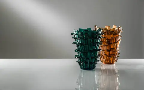 Deux vases en verre soufflé, un bleu sarcelle et un ambre, aux formes organiques rappelant des cactus, créations de Fulvio Bianconi.