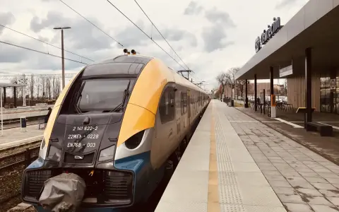 PKP Kraków Oświęcim przez Zator. Nowoczesny pociąg na stacji, gotowy do podróży.