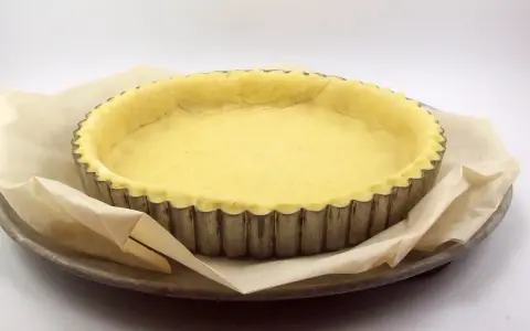 Pâte briochée prête à être cuite dans un moule à tarte. Idéal pour une recette de tarte sucrée ou salée.