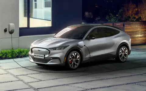 Srebrny Mustang Mach-E, nowoczesny bev, ładuje się przy domu. Czysta energia na noc.