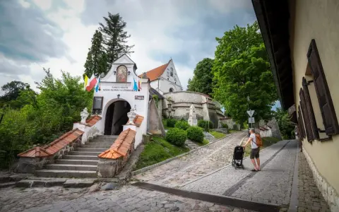 Szukasz pomysłu, gdzie na weekend lubelskie? Sanktuarium Matki Boskiej Kazimierskiej zaprasza. Spacer brukowaną uliczką z wózkiem.