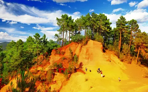 Sentieri color ocra e verdi boschi: ecco cosa vedere a Roussillon, un paesaggio unico nel sud della Francia.