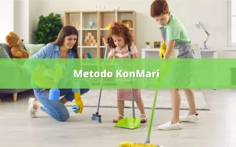 Famiglia che applica il metodo KonMari per pulire casa, insegnando ai bambini a riordinare con gioia.