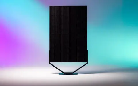 En vertikal solpanel 450w står på ett stativ mot en bakgrund med lila och turkosa färgövergångar.