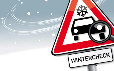 Warnschild mit Auto, Schneeflocke und Lupe, darunter "WINTERCHECK".