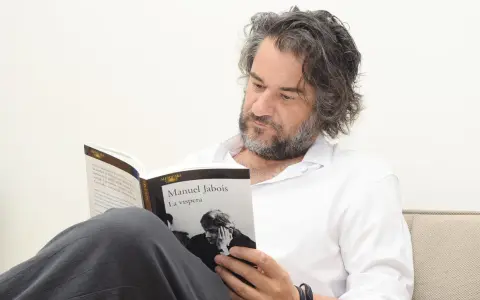 Hombre leyendo "La víspera" de Manuel Jabois. Un libro que inspira a publicar un libro gratis y compartir historias.