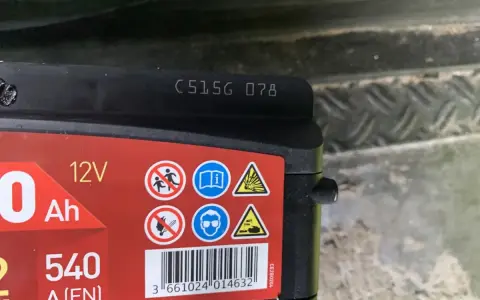 Jak odczytać rok produkcji akumulatora? Na obudowie widoczny kod C515G 078.