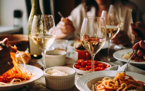 En härlig middag med pasta och tomatsås, ackompanjerad av ett glas vitt vin.