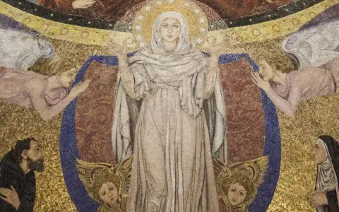 Wielobarwna mozaika przedstawia Matkę Boską otoczoną przez anioły i wiernych, symbolizującą kult maryjny.