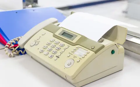 Stary faks, urządzenie do przesyłania dokumentów przez linię telefoniczną. Kto jeszcze pamięta, co to faks?