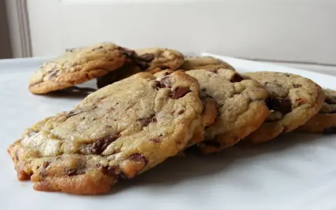 Une assiette de cookies moelleux aux pépites de chocolat, prêts à être dégustés.