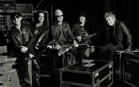 Zespół Scorpions, mistrzowie rockowych ballad i piosenek o miłości, w czerni i bieli, gotowi na koncert.