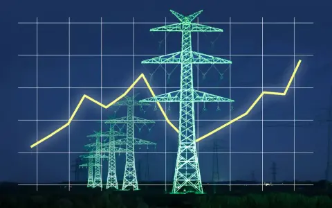 Strommasten im Abendlicht, überlagert von einem steigenden Graphen. Ein Symbol für die Energiewende in Deutschland und den Ausbau erneuerbarer Energien.