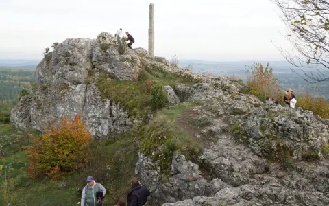 Góra Zborów trasa. Grupa ludzi wspina się po skalistym szlaku, podziwiając jesienne krajobrazy Jury.