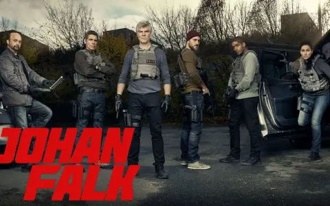 Johan Falk skådespelare och hans team redo för action. Polisutrustning och vapen syns tydligt.