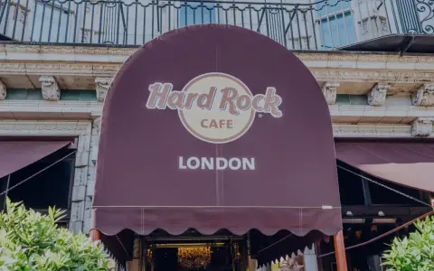 Das Hard Rock Cafe London, ein Meilenstein der Musikgeschichte, präsentiert sich mit seinem ikonischen Logo.