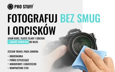 Ręka czyści obiektyw aparatu Sony niebieską mikrofibrą. Hasło "Fotografuj bez smug i odcisków" podkreśla znaczenie czyszczenia obiektywu dla jakości zdjęć.