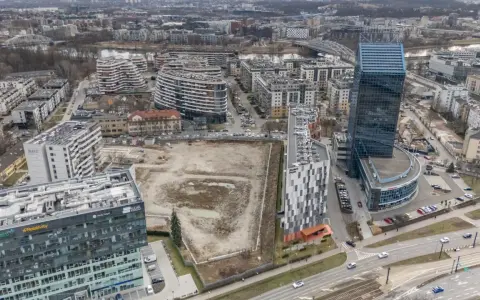 Nowe osiedla i biurowce w Krakowie. Widać postęp prac budowlanych, co może wpłynąć na ceny mieszkań Kraków.