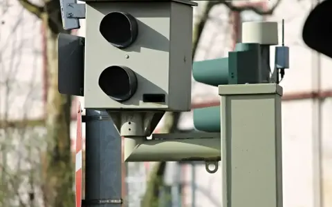 Szukasz informacji, jak sprawdzić czy fotoradar zrobił zdjęcie? Ten aparat na słupie monitoruje ruch.
