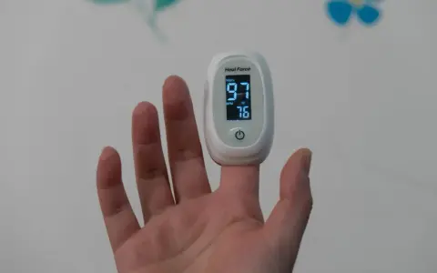 Puls 76 BPM i saturacja 97%. Czy puls 50 jest dobry? To zależy od wielu czynników, ale ten wynik jest w normie.