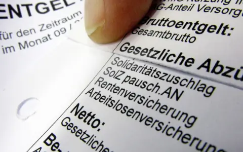 Finger auf Lohnabrechnung, die "Gesetzliche Abzüge" zeigt. Hier wird die Bedeutung der Kirchensteuer lfd. erläutert.