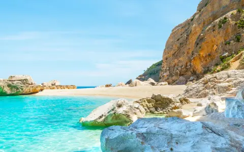 Cala Mariolu na Sardynii: turkusowa woda, piaszczysta plaża i skaliste klify. Rajskie widoki!
