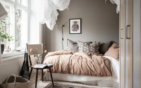 Camera da letto in **stile nordico**, con letto accogliente, tessuti naturali e un tappeto decorativo. L'ambiente evoca un **stile norvegese** rilassante.