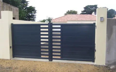 Portail gris anthracite moderne avec inserts clairs, monté sur gonds pour pose en applique.