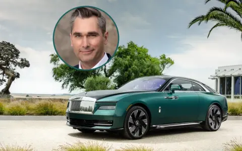 Zielony Rolls-Royce Spectre na tle drzew i budynku, z portretem mężczyzny w okręgu.