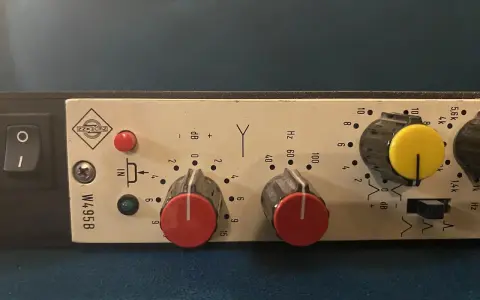 Le Neumann W495B, un égaliseur vintage, avec ses potentiomètres rouges et jaunes, prêt à sculpter le son.