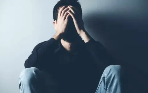 Dlaczego ludzie chorują na depresję? Odkryj ukryte przyczyny tej choroby
