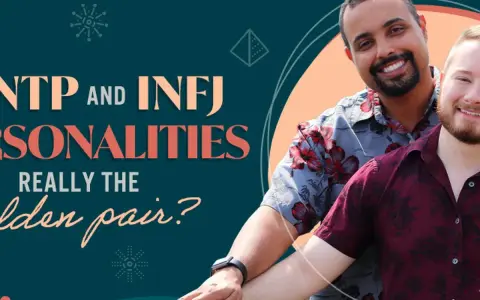 ENFP i INFJ: czy to złota para? Dwóch uśmiechniętych mężczyzn w kwiecistych koszulach.