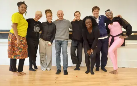 Grupa ludzi w studio tańca, gotowa do zajęć z muzyką funk.