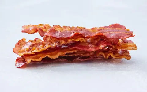 Ein Stapel knusprig gebratener Bacon-Streifen, bereit zum Genuss.