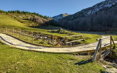 Palabras clave para paso accesible entre montañas en crucigramas