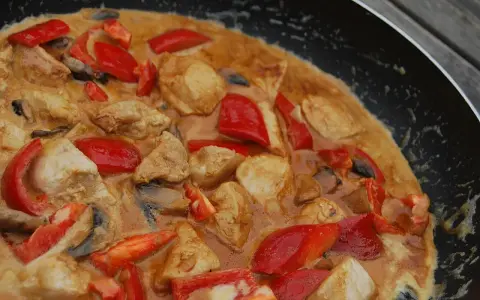 Enkel kyckling gryta med paprika och svamp i krämig sås. Ett perfekt kyckling recept enkelt för middagen.