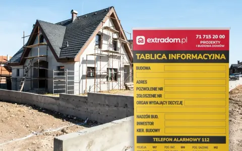 Tablica informacyjna budowy domu w trakcie prac. Widoczny dom w rusztowaniach i betonowy murek.