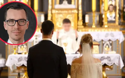 Mężczyzna w okularach obok pary młodej przed ołtarzem. Czy można wziąć ślub kościelny więcej niż raz?