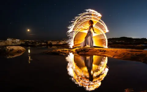 Une femme en robe blanche danse sous un ciel étoilé, entourée d'un halo de lumière incandescente, comme un **verre soleil** reflété dans l'eau.
