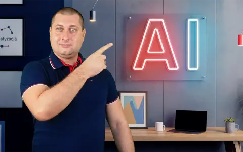 Mężczyzna wskazuje na neonowe logo AI, sugerując rozpoczęcie kursu QA z naciskiem na sztuczną inteligencję.